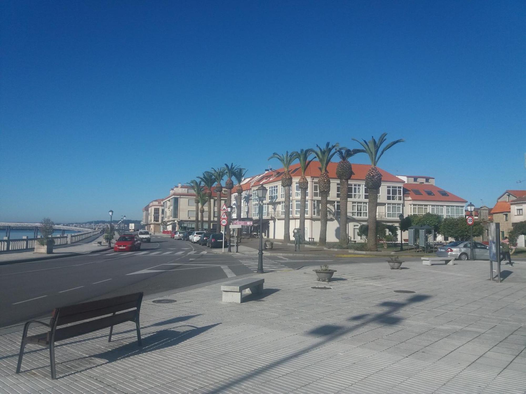 En El Paseo Maritimo De A Pie De Playa Vilanova de Arousa
